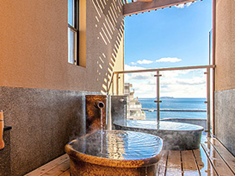 水平線に浮かぶ大島の絶景を望む陶器の貸切露天風呂