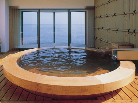 日本で唯一の横穴式温泉・走り湯のお湯をそのまま注ぐ屋上露天風呂